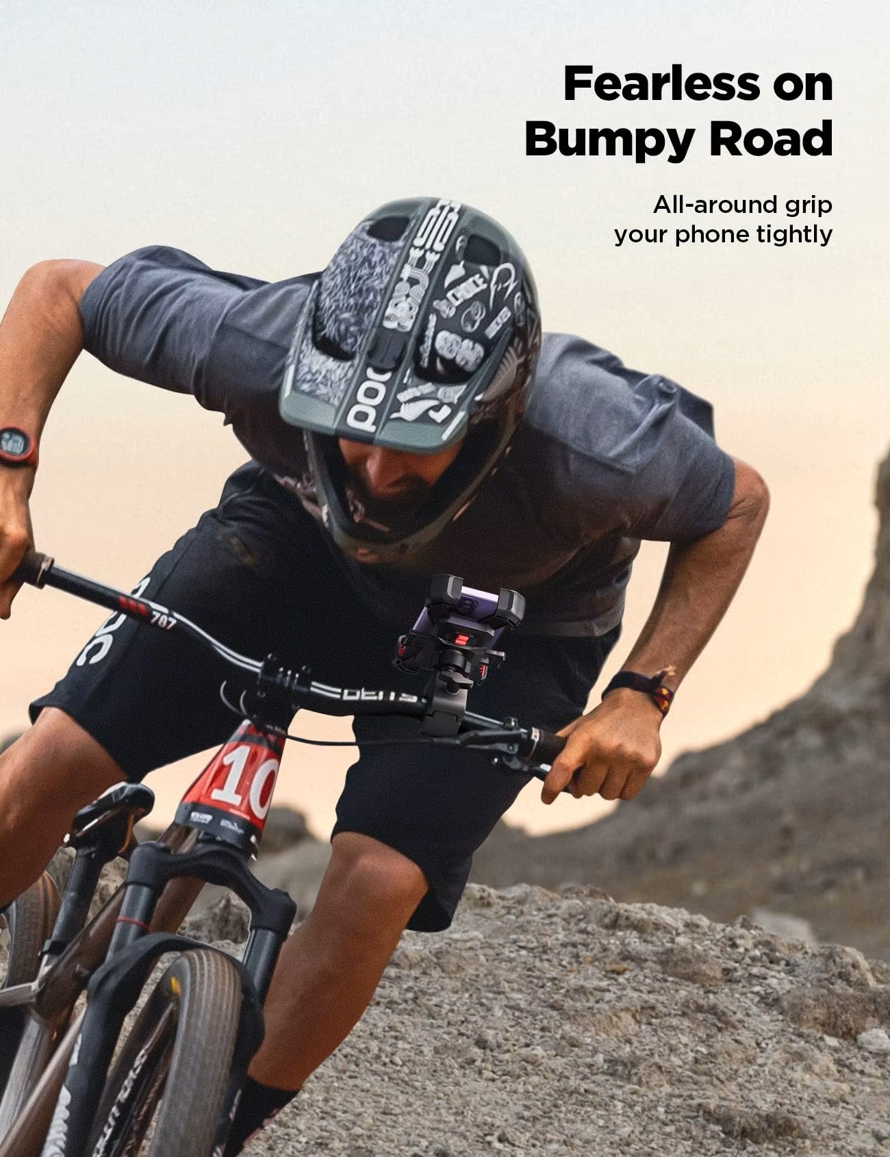 Ciclista in fuoristrada con supporto Zazzamilo fissato al manubrio, presa salda in curva